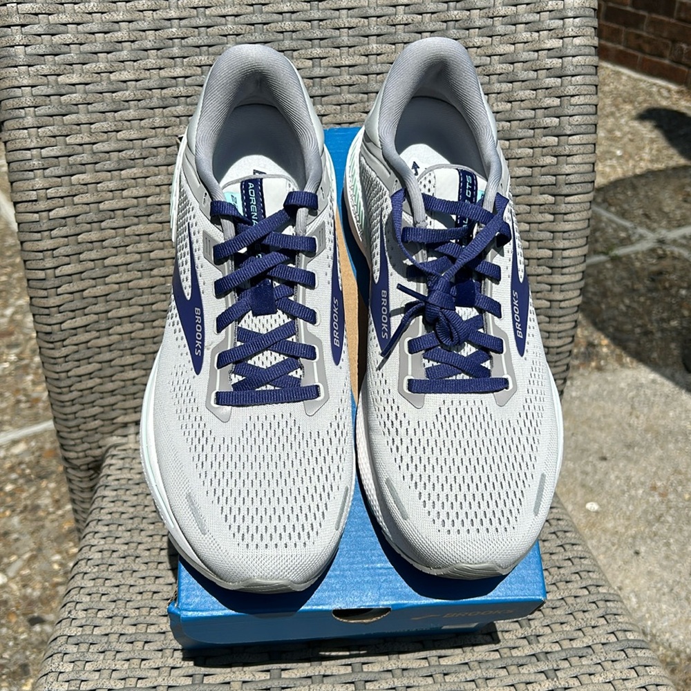 Brooks Adrenaline GTS 22 - Women’s Size 12 - NEW